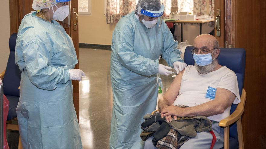 El Servicio Cántabro de Salud ha concentrado en una sola jornada la vacunación de esta segunda dosis en el CAD de Cueto.