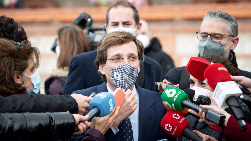 El alcalde de Madrid, José Luis Martínez-Almeida, atiende a la prensa durante la presentación de la programación cultural y de ocio navideña diseñada por el Ayuntamiento de Madrid, este viernes, en la capital. EFE/Luca Piergiovanni