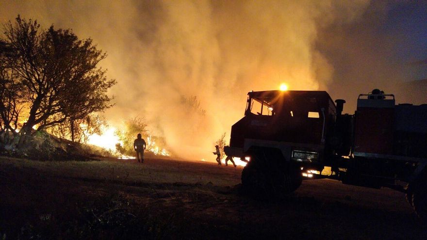 El Gobierno moviliza medios terrestres y aéreos para extinguir un incendio forestal en Valderredible