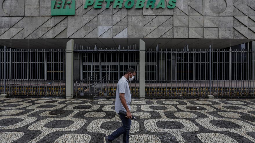 Una persona camina frente a la sede de Petrobras en Río de Janeiro (Brasil). EFE/Antonio Lacerda/Archivo