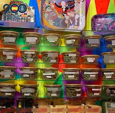 Drogas expuestas en el local que fue precintado por la Policía Nacional.