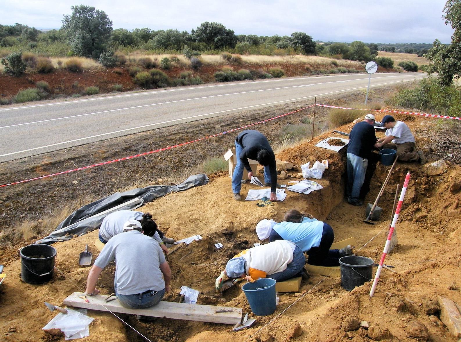 Exhumación de los restos de doce asesinados en Faramontanos de Tábara por la ARMH en octubre de 2008.