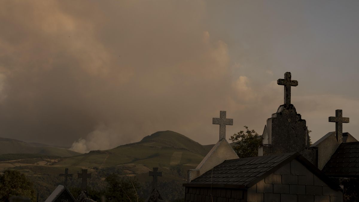 Fotografía de la columna de humo del incendio forestal de Chandrexa de Queixa (Ourense).
