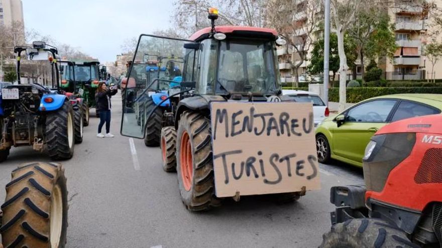 Polèmica per la llei que obre les portes del camp balear al turisme: "Els pagesos acabaran fent-hi de cambrers"