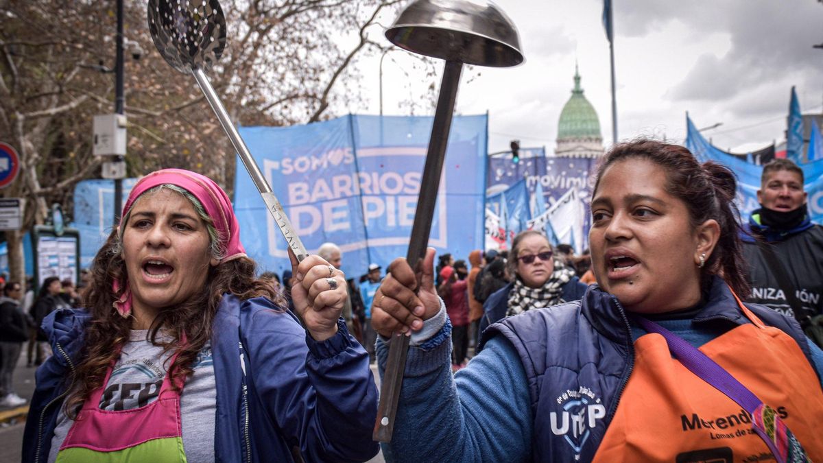Barrios de Pie encabeza un abrazo al Congreso y hace una olla popular mientras Adorni da su informe: "Nos llevan a la pobreza total"