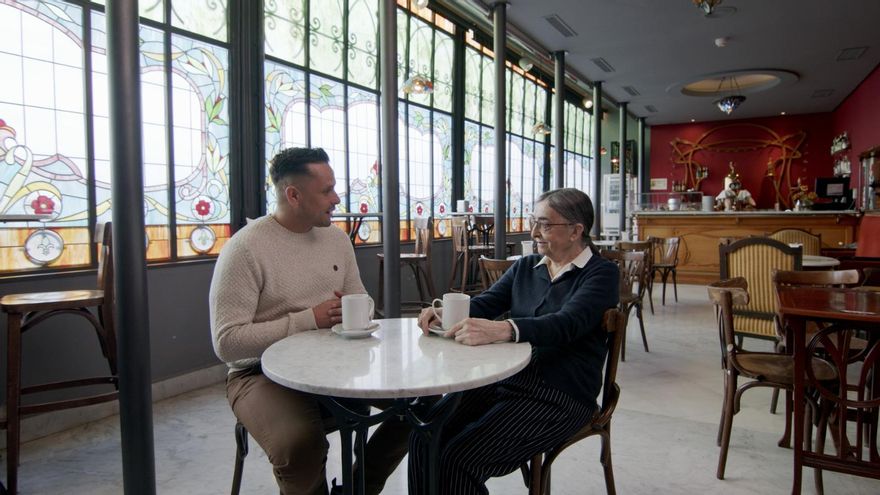 Haze conversa con Carmen Codoñer durante la grabación del documental sobre Nebrija