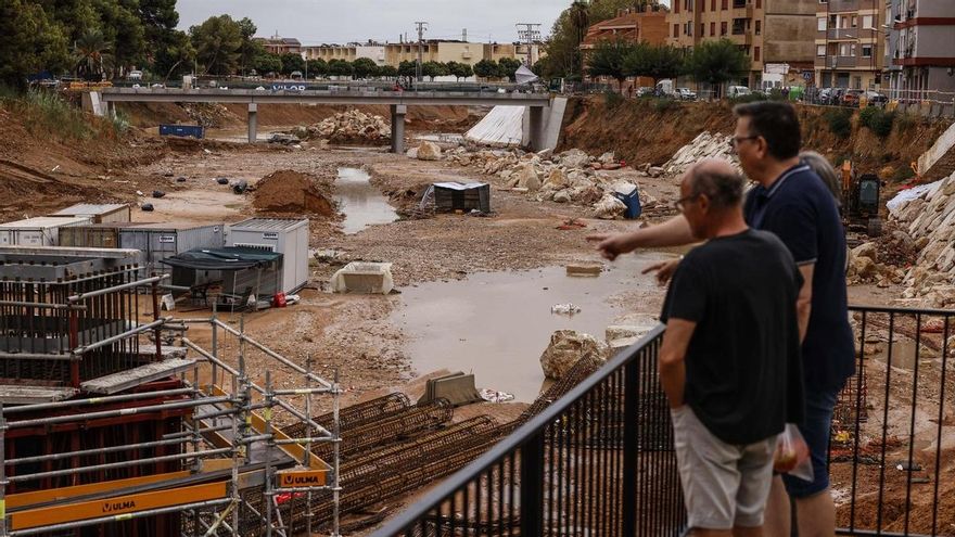 Dos hombres observan el barranco del Poyo tras las lluvias, a 29 de septiembre de 2025, en Paiporta