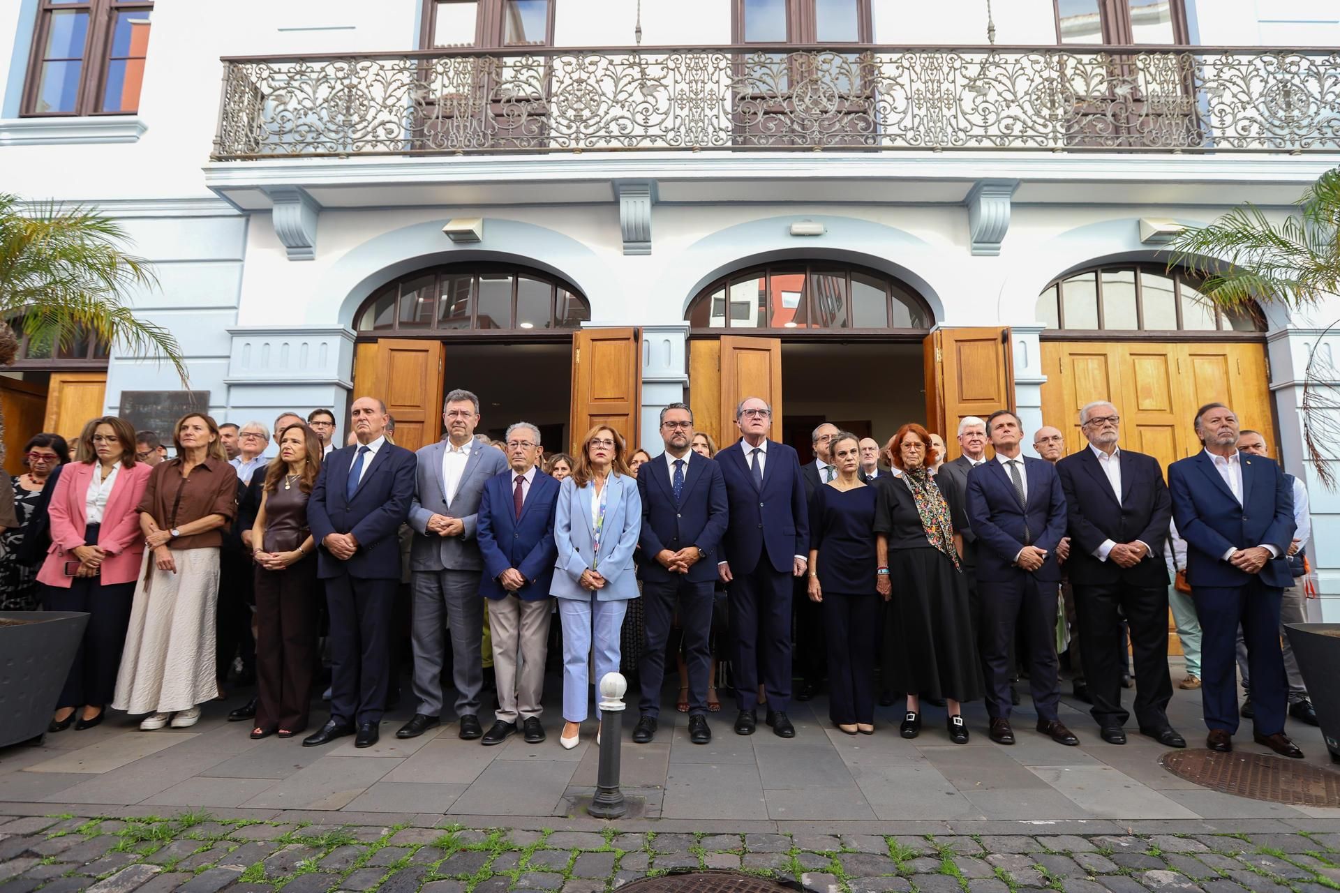 El Defensor del Pueblo, Ángel Gabilondo (primera fila, 6d), la Diputada del Común de Canarias, Dolores Padrón (7i); y el alcalde de Santa Cruz de La Palma, Asier Antona (7d),en el minuto de silencio