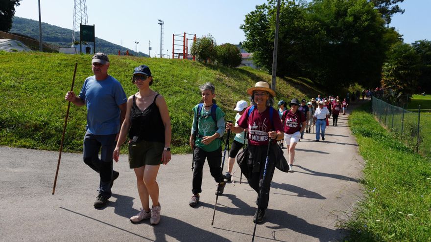 Un centenar de vecinos de Villaescusa marchan para decir un "no rotundo" al polígono eólico Benavieja