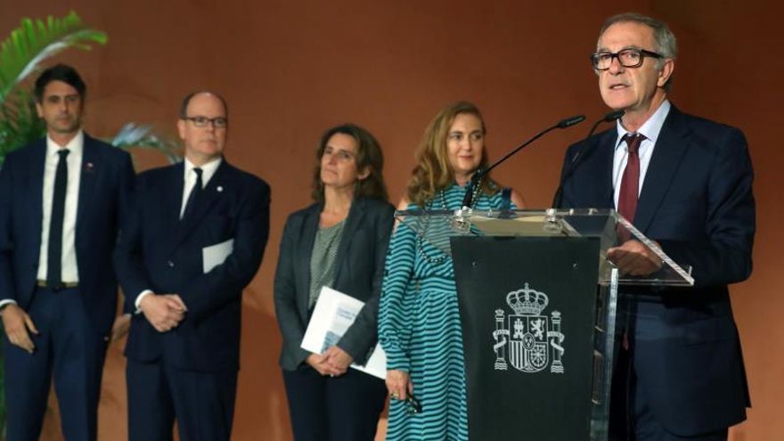 El ministro de Cultura de España, José Guirao (d) interviene en la presentación del informe "Ocean for Climate" este martes en Madrid.