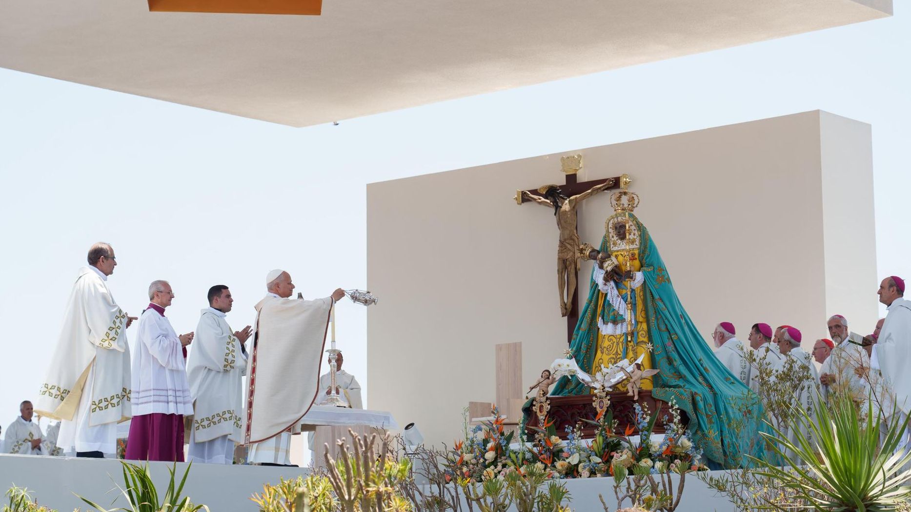 El papa León XIV celebró este viernes una misa multitudinaria en el puerto de Santa Cruz de Tenerife en su último día de viaje a España.
