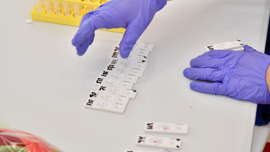 Un sanitario durante unas pruebas de tests de antígenos. EFE / Carlos Barba/Archivo