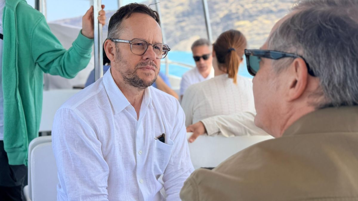 El viceconsejero del Gabinete del Presidente, Octavio Caraballo,  en el recorrido por la costa de Tazacorte, este sábado, en el marco de  Rutas 2030.