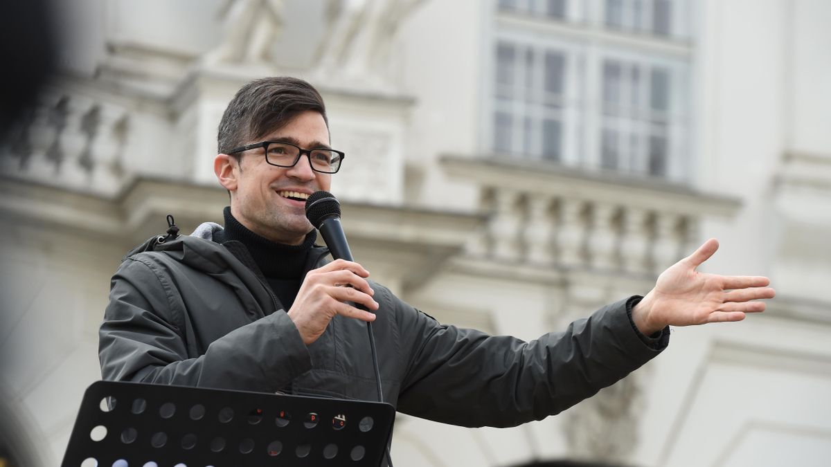 Martin Sellner, líder del Movimiento Identitario Austria (IBÖ), da un discurso durante una manifestación en Viena en 2019.