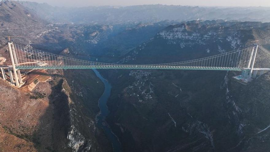 China inaugura el puente más alto del mundo y lo convierte en algo más que un paso entre montañas