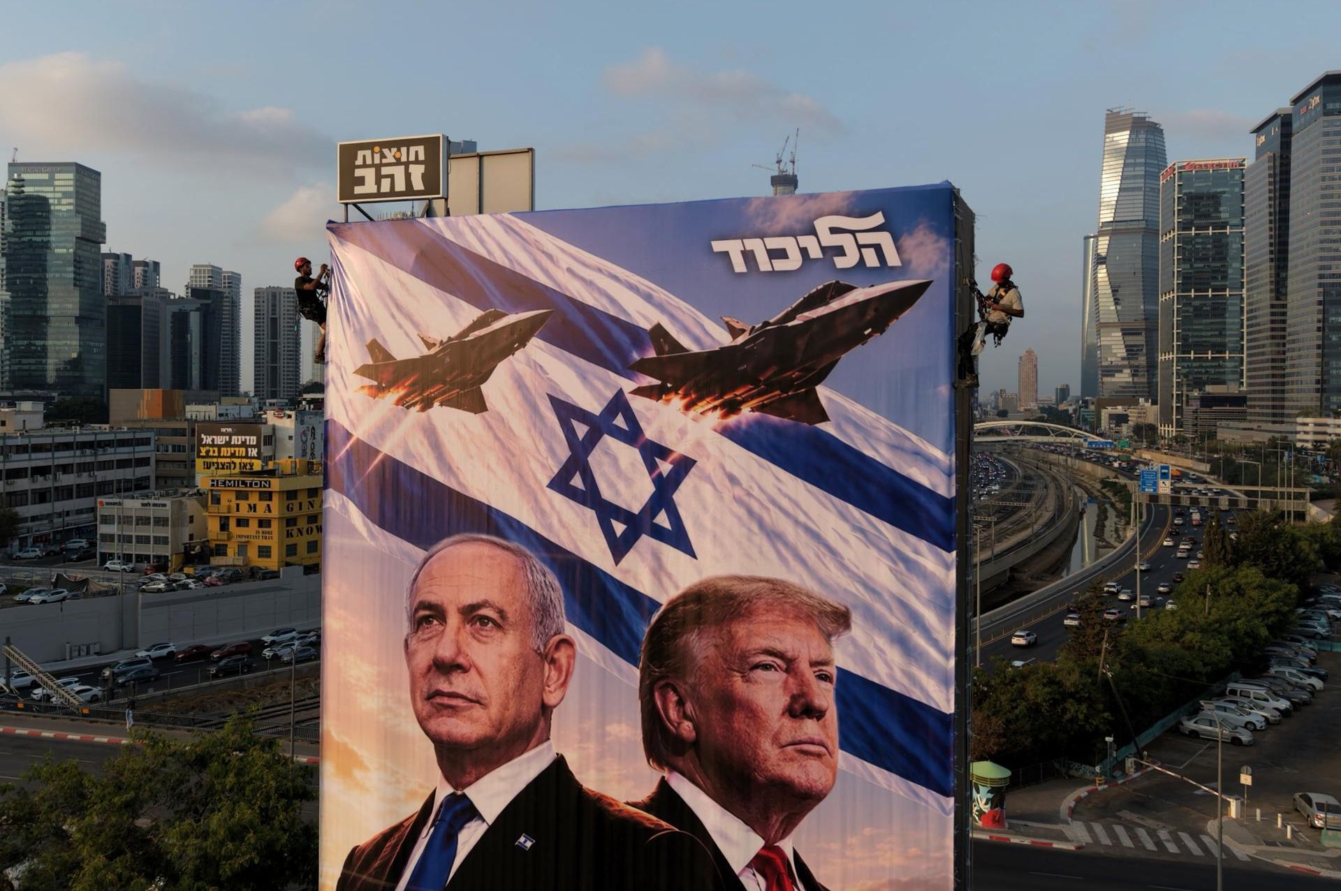 Un gran cartel electoral del partido Likud en el que se ve a Benjamín Netanyahu (dcha) y Donald Trump (izq) en un edificio de Tel Aviv.