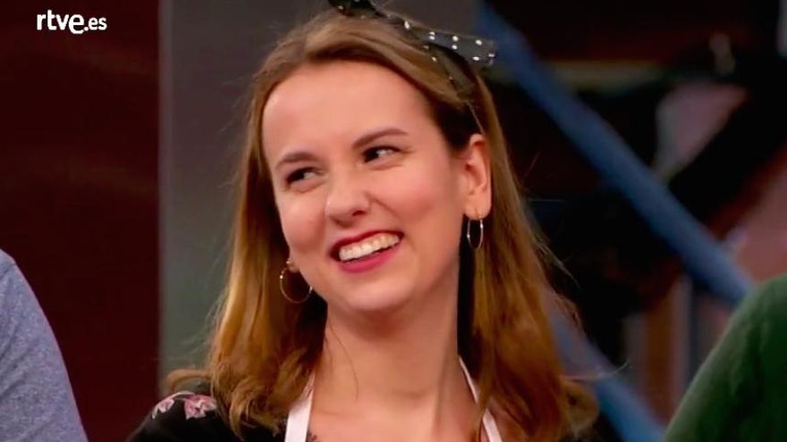 Sofía mirando a Víctor, entre bromas