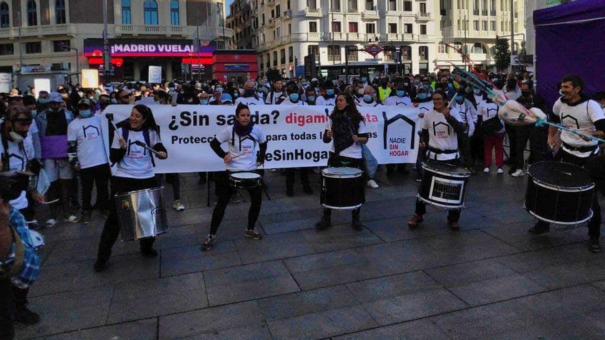Manifestantes piden en Madrid un sistema de protección para las personas sin hogar.