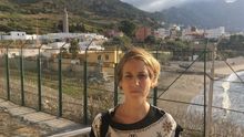La diputada de IU Marina Albiol, en la playa de El Tarajal, en Ceuta.