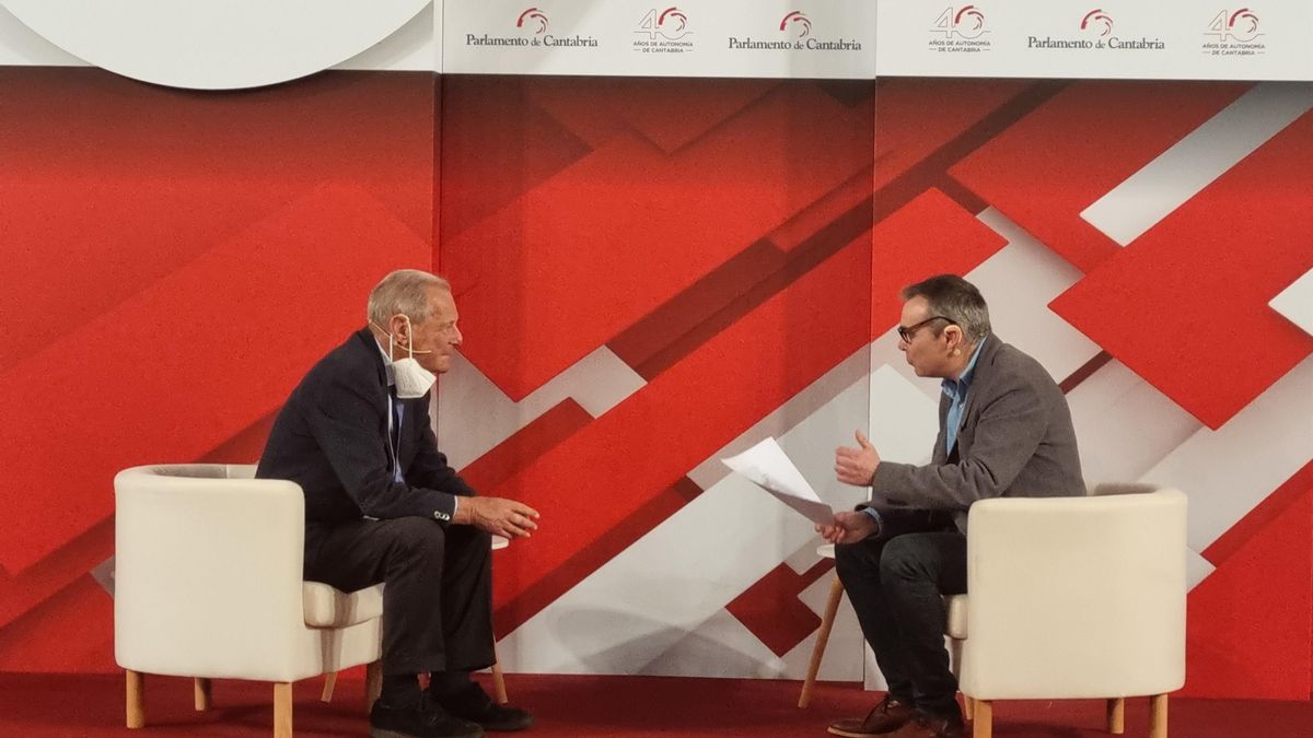 El expresidente de Cantabria, José Antonio Rodríguez (izda), abre el ciclo 'Protagonistas Cantabria', organizado por el Parlamento regional por el 40 Aniversario del Estatuto de Autonomía