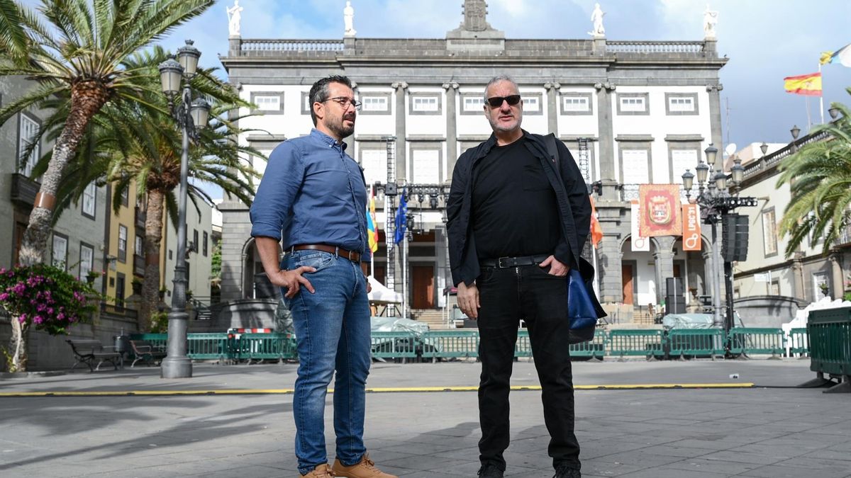 El director general de Ordenación de las Enseñanzas, Inclusión e Innovación del Gobierno de Canarias, David Pablos, y el fotógrado Spencer Tunnick