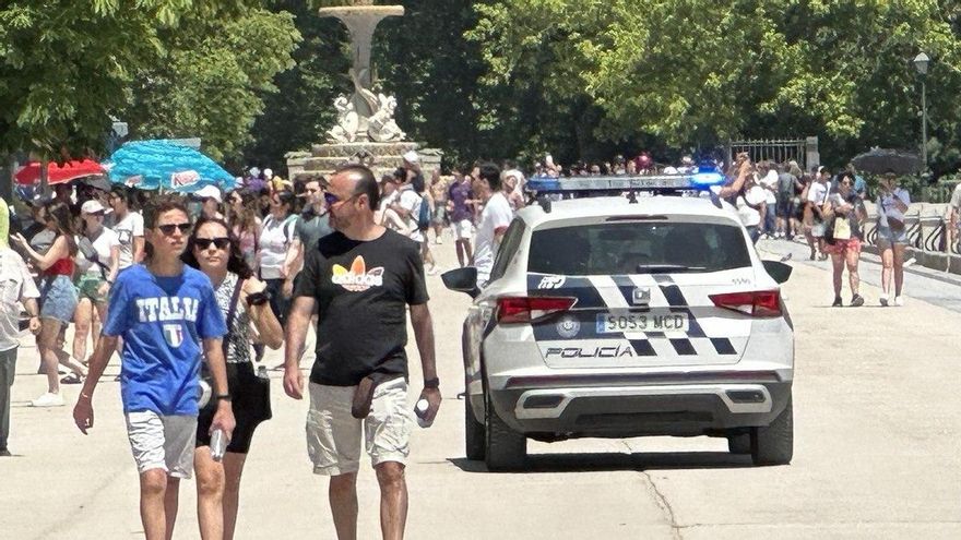 Transeúntes pasean por El Retiro antes del cierre del parque.
