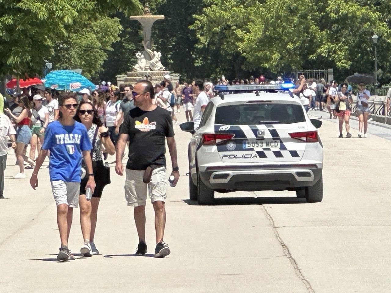 Transeúntes pasean por El Retiro antes del cierre del parque