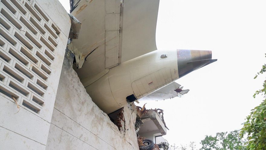 La caída del avión provocó una explosión que afectó a una residencia de estudiantes y dejó víctimas también en tierra.