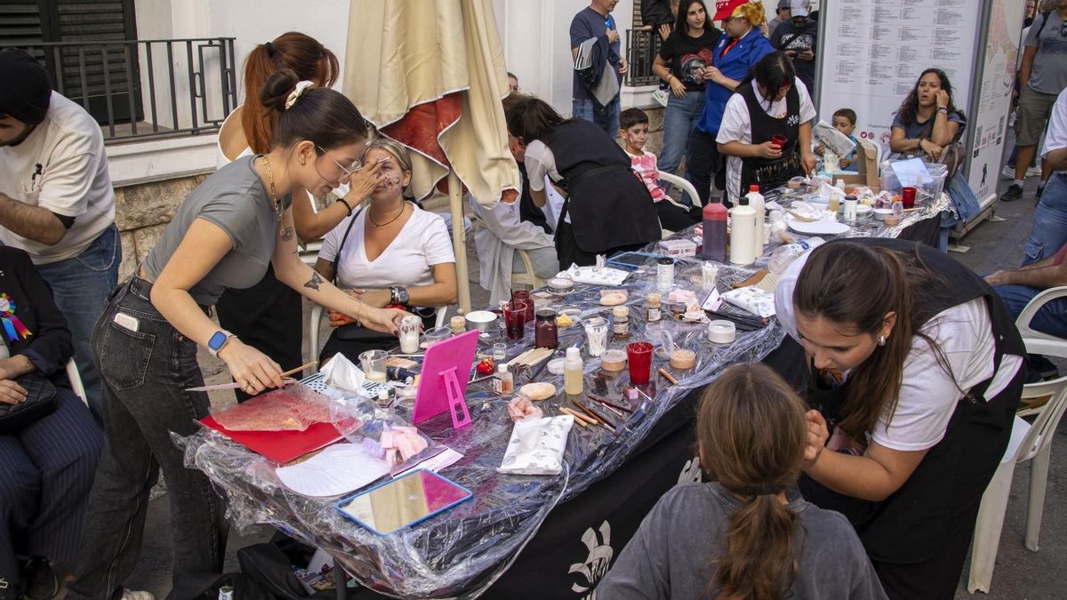 Para los que no dispongan de disfraz o deseen lucir una caracterización profesional, la organización volverá a ofrecer un servicio de maquillaje gratuito