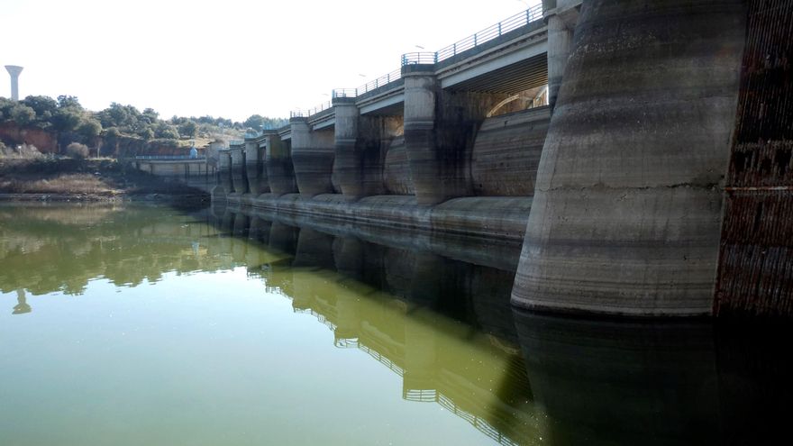 El agua embalsada suma 9 semanas consecutivas de caída y se sitúa al 53,8 %