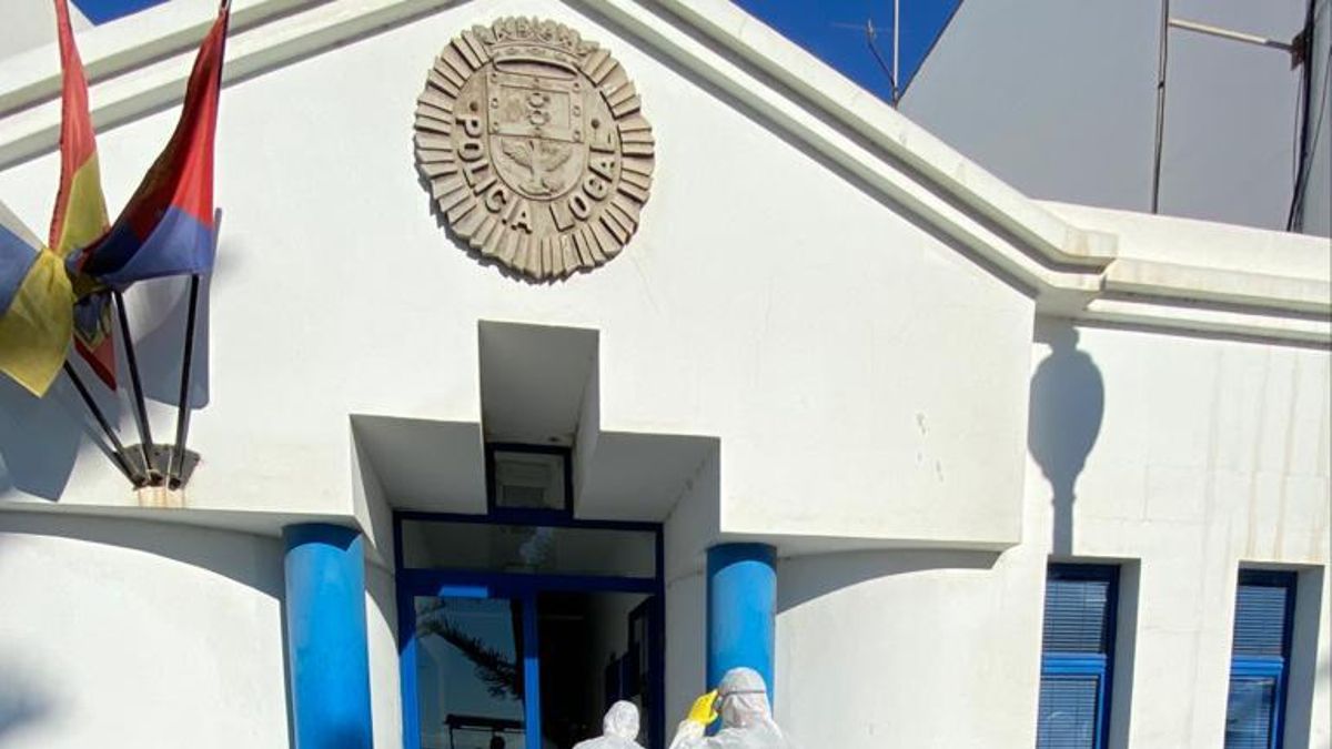 Dependencias de la Policía Local en Arrecife, siendo desinfectadas por miembros de la UME
