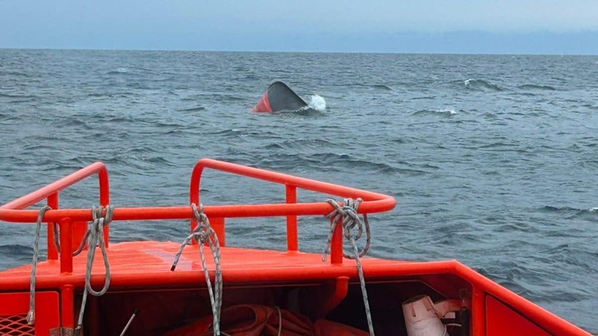 Rescatados los dos tripulantes del pesquero 'Comillas Tercero' tras incendiarse al norte de Castro Urdiales