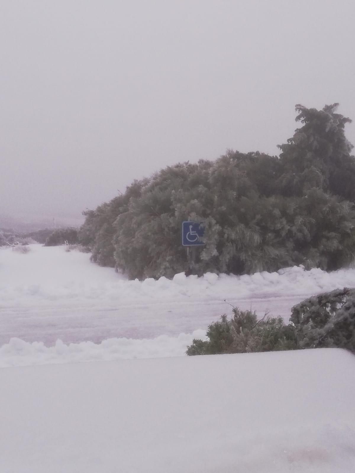 En la imagen, exterior de la residencia del IAC en el Observatorio del Roque de Los Muchachos, cubierto de nieve, este domingo.