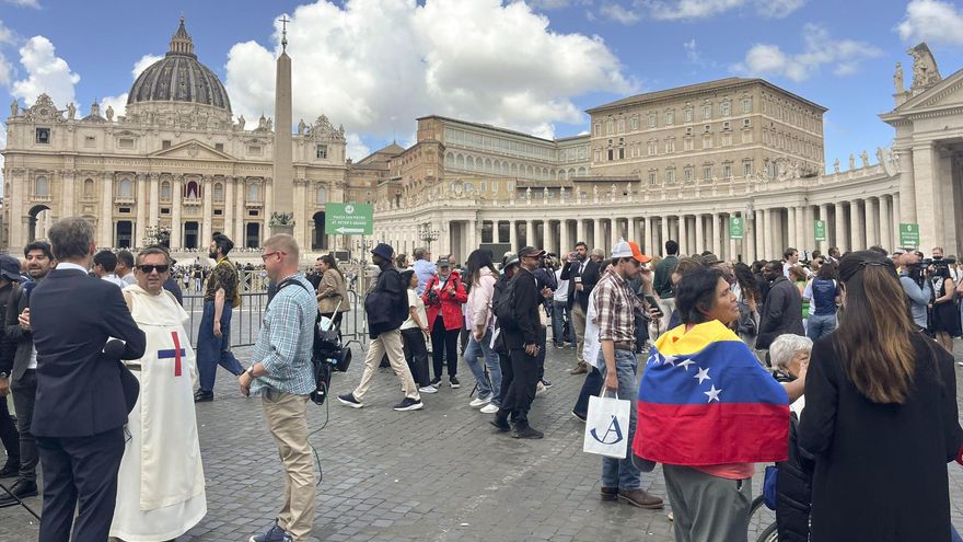 Más de 11.000 personas en la plaza de San Pedro para ver la fumata.