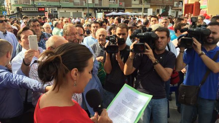 Lectura del comunicado protaurino a las puertas de la Plaza de Toros de Albacete./FOTO: Radio Albacete.