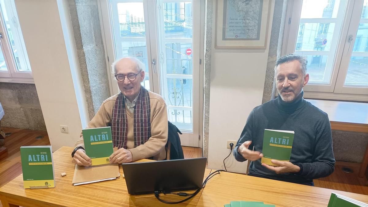 El doctor en Biología y ex secretario xeral de Adega, Ramón Varela, y el secretario técnico de Adega, Fins Eirexas