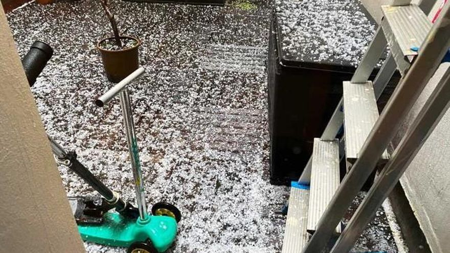 Una terraza tras la granizada en León.