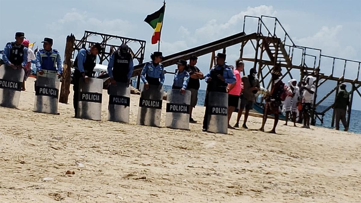 Supervivientes All Stars: Las imágenes de la protesta garífuna que  suspendió la gala de estreno prevista por 'Supervivientes All Stars 2'