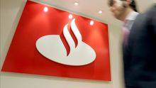 El juez pide identificar a dos directivos encargados la venta de los "Valores Santander"