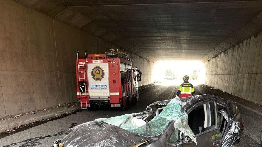 Una mujer, herida tras salirse de la vía con su coche y caer varios metros desde la GC-1