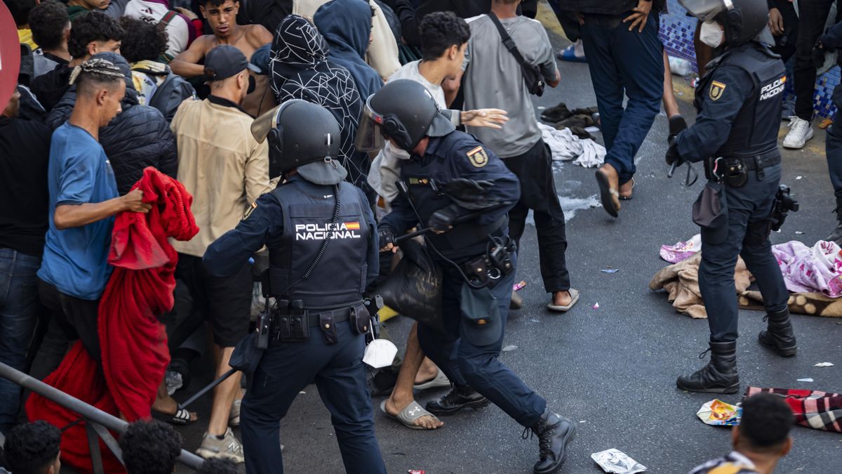 Traslado de migrantes al puerto de Ceuta