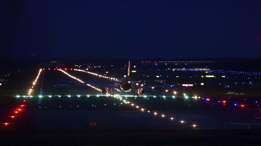 Evacúan aeropuerto de Kuwait por falsa amenaza de bomba en un avión alemán