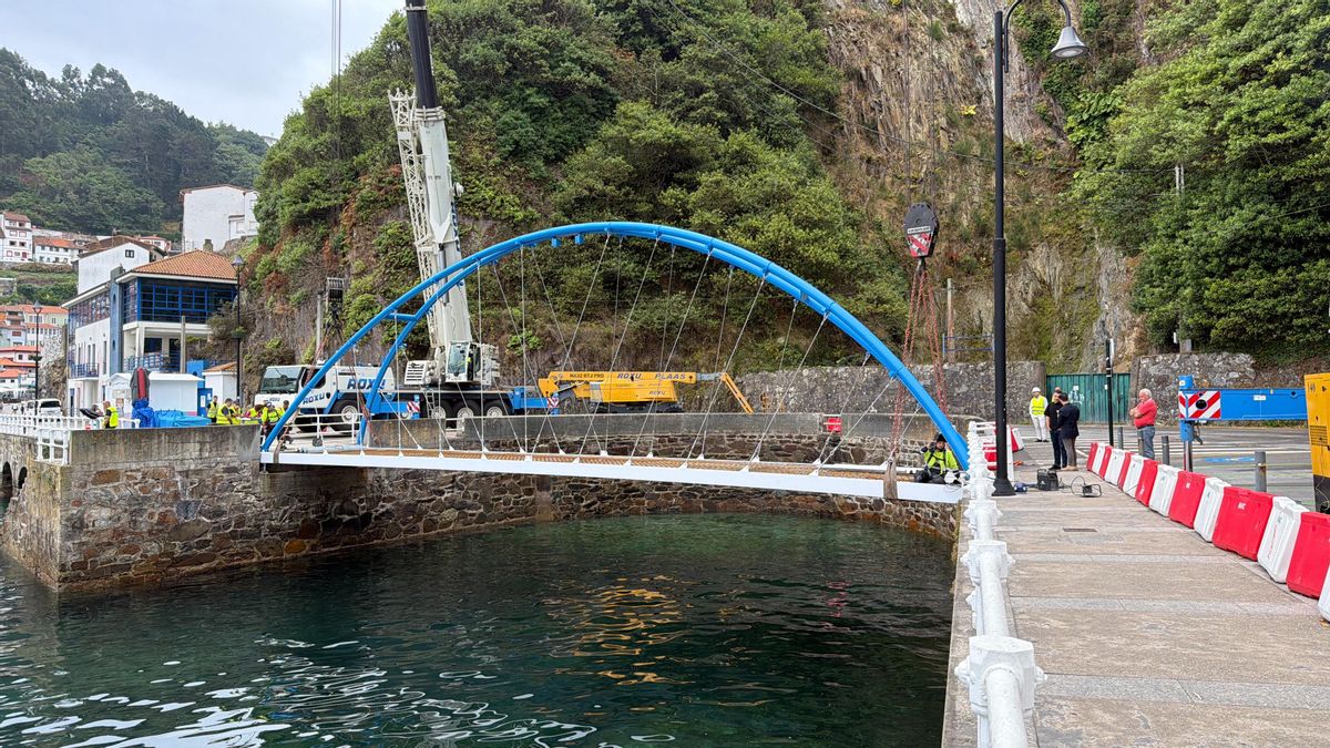 Recolocada la renovada pasarela peatonal del puerto de Cudillero