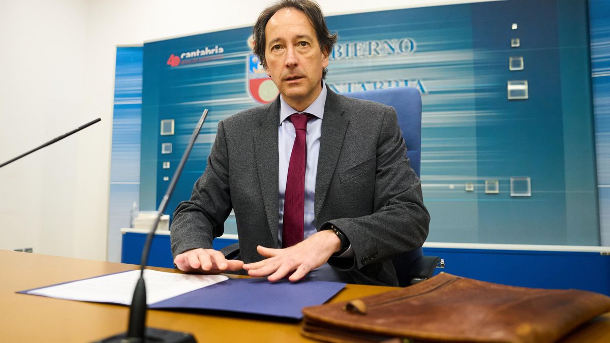 José Luis Gochicoa ofrece una rueda de prensa tras su dimisión como consejero de Obras Públicas por la trama de contrataciones irregulares que afecta a su departamento