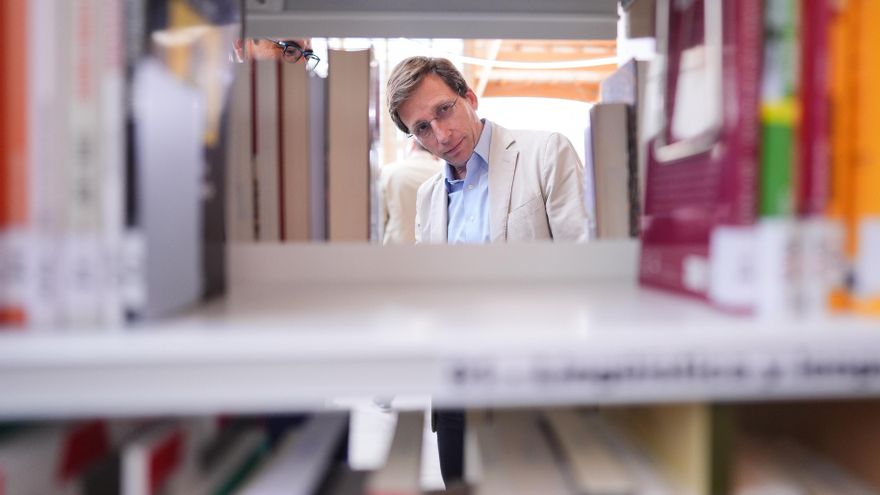 Almeida solo hace bibliotecas dentro de centros culturales y desoye a vecinos que las reclamaban: "Nos sentimos engañados"