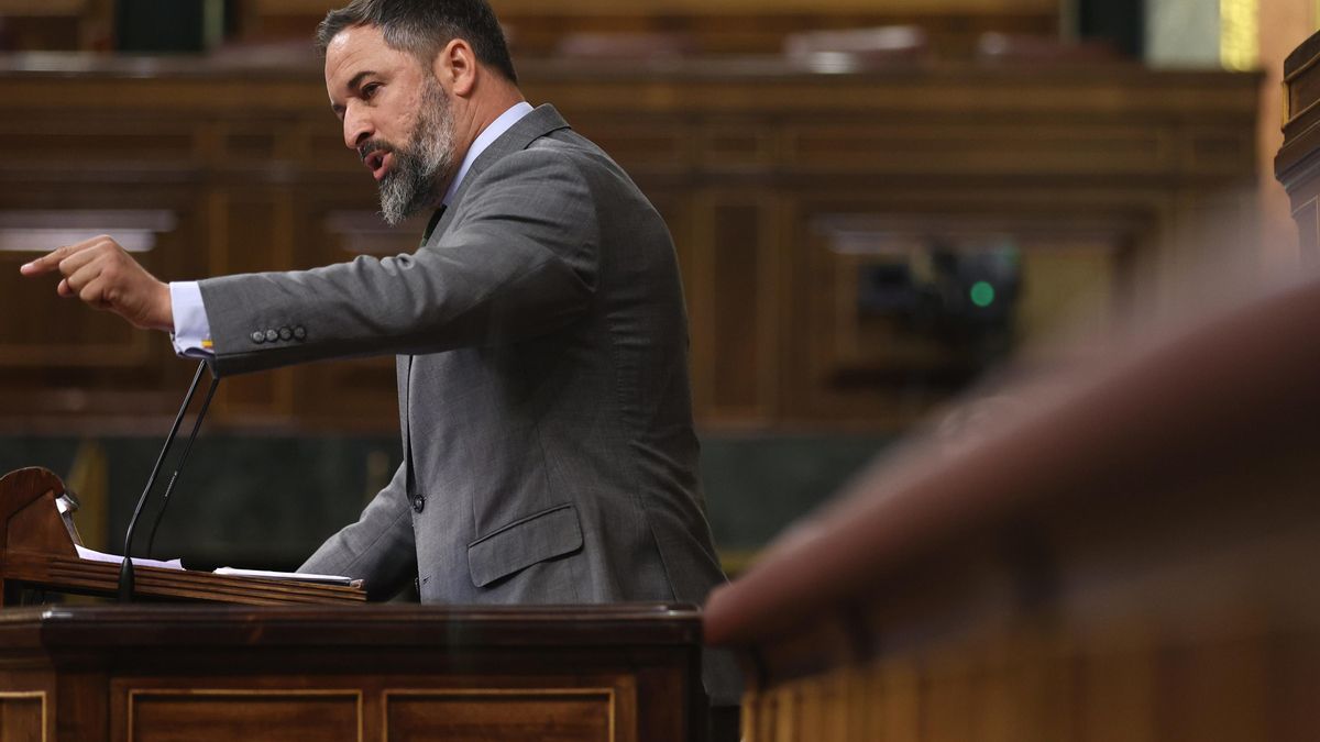 El líder de Vox, Santiago Abascal, interviene después de su intervención durante una sesión plenaria en el Congreso de los Diputados
