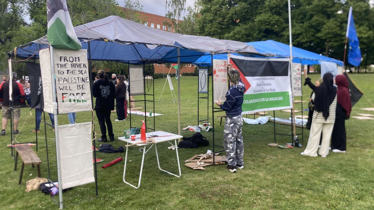 Un grupo de estudiantes prepara pancartas en la acampada por Palestina de Logroño