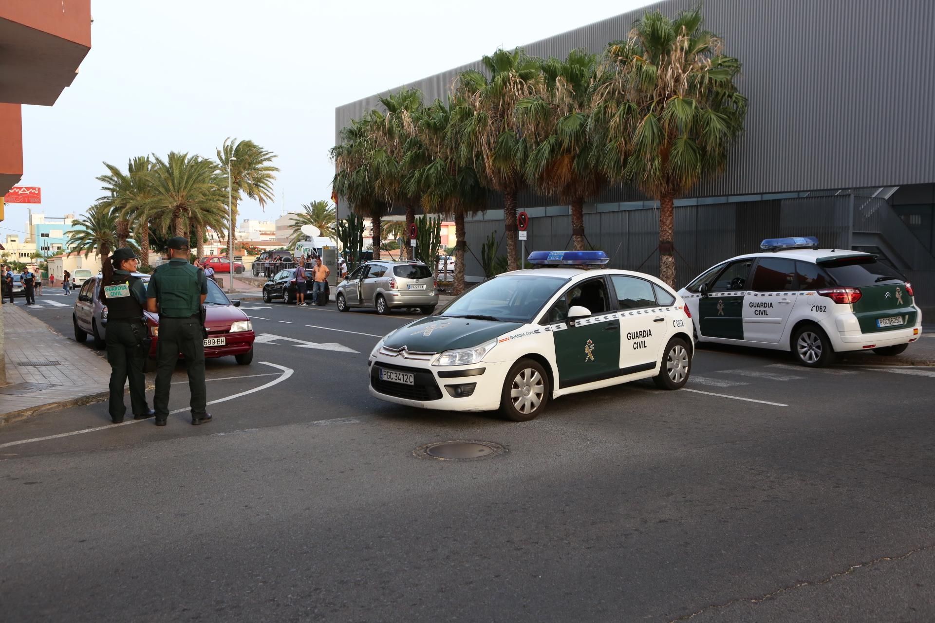 La Guardia Civil detona una mochila y un maletín abandonados junto al cuartel de Vecindario (Alejandro Ramos)