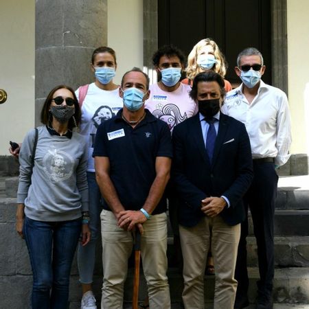 El presidente del Parlamento de Canarias, Gustavo Matos, y pacientes de ELA