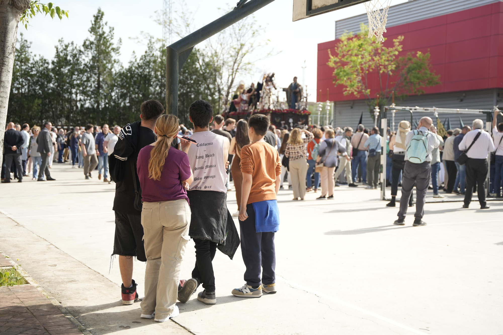 Día histórico en las Tres Mil Viviendas: primera salida procesional de la Hermandad de Bendición y Esperanza